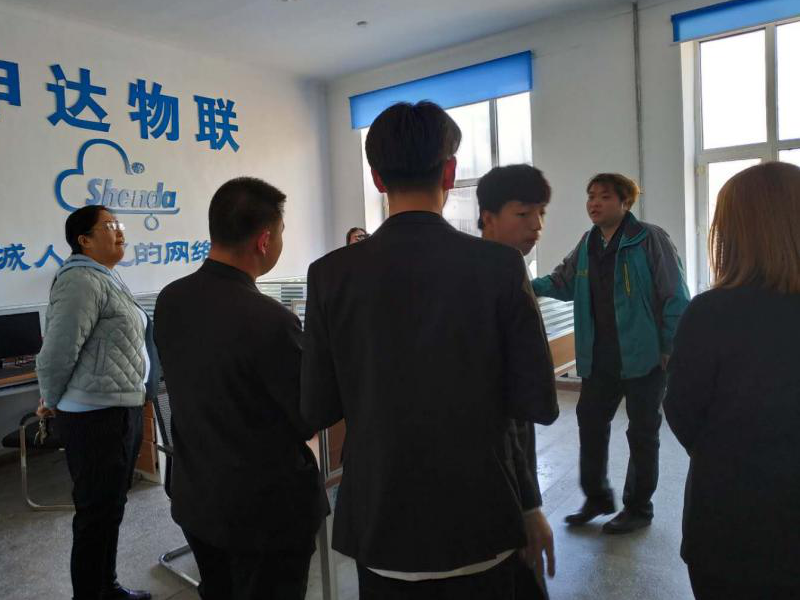 图1:带领学生参观网络商城.png 图1:带领学生参观网络商城.png