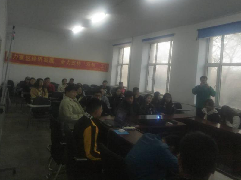 图2:营销、电商专业的学生认真听讲座.png 图2:营销、电商专业的学生认真听讲座.png
