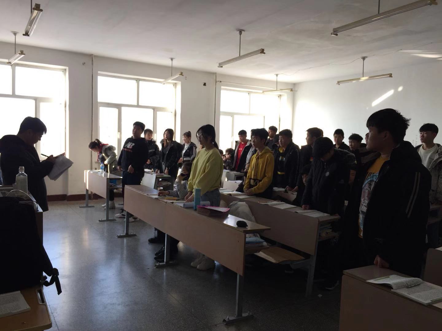 图2为毕院长抽查学生在校情况.jpg 图2为毕院长抽查学生在校情况.jpg