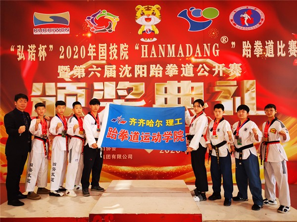 学生与教练获奖合照.jpg 学生与教练获奖合照.jpg