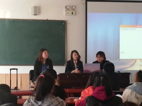 图2:教务处处长夏妍现场培训.jpg 图2:教务处处长夏妍现场培训.jpg