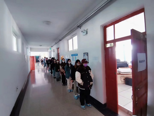 图2:考试排队进考场.jpg 图2:考试排队进考场.jpg