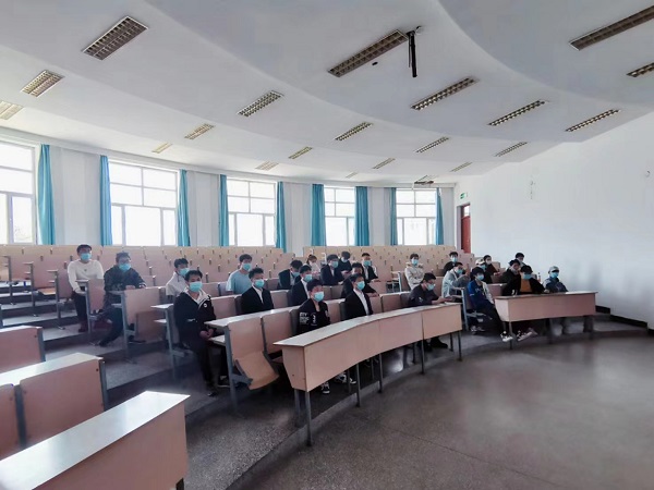 图3:考生候考现场.jpg 图3:考生候考现场.jpg
