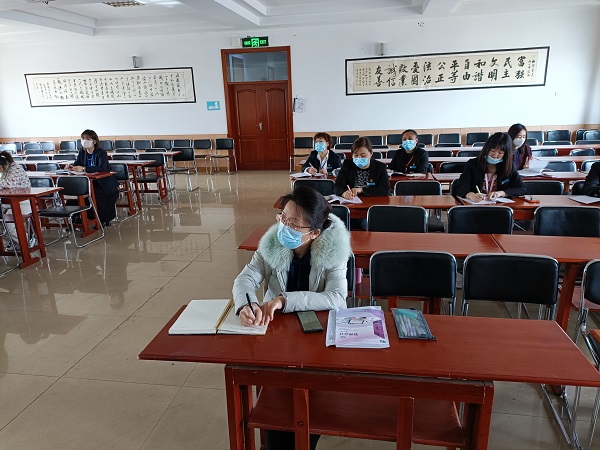 图2:罗丽院长认真听会.jpg 图2:罗丽院长认真听会.jpg
