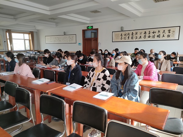 图2:与会人员认真听会.jpg 图2:与会人员认真听会.jpg