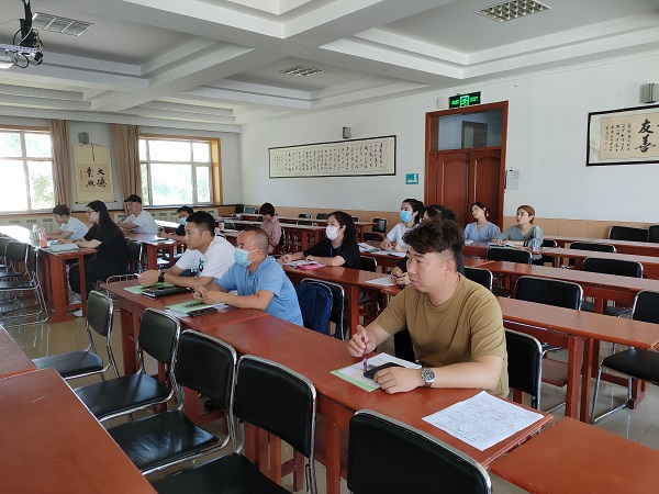 图2:新教师认真听会.jpg 图2:新教师认真听会.jpg