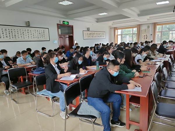 图1:与会人员认真听会.jpg 图1:与会人员认真听会.jpg