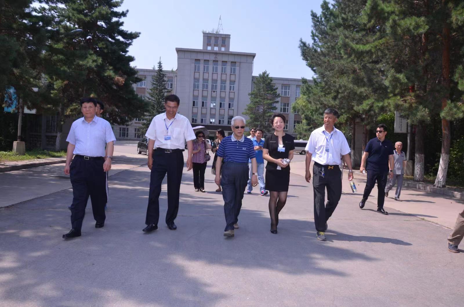 图片1：时任第十一届全国人大常委会副委员长周铁农莅临球友会指导工作.jpg