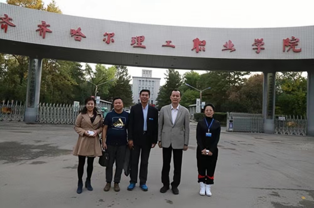 图片2：时任全国工商联专职副主席、现任第十四届全国政协常委黄荣莅临球友会指导工作.jpg