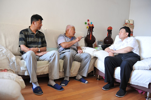 图片3：时任全国人大常委会原委员、现任中国民办教育协会名誉会长王佐书听取球友会理事长梁文第汇报工作.jpg